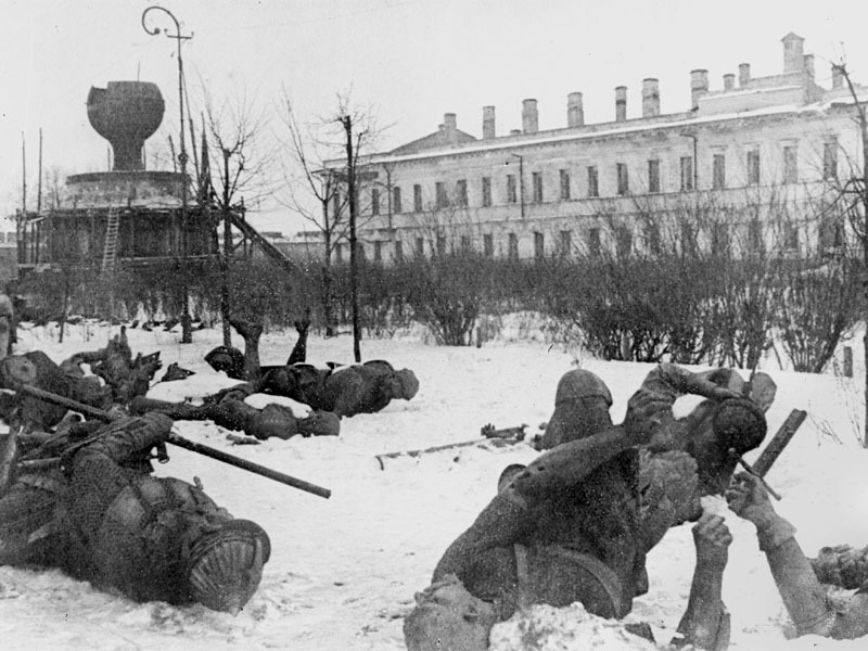 разобранный на части Памятник тысячелетию России, который немцы планировали вывезти из города